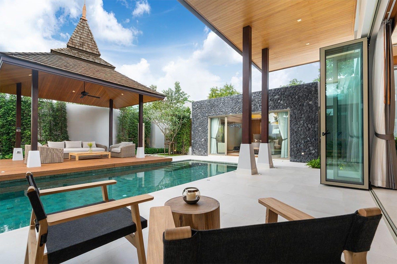 Botanica Four Seasons — covered terrace with armchairs facing the pool